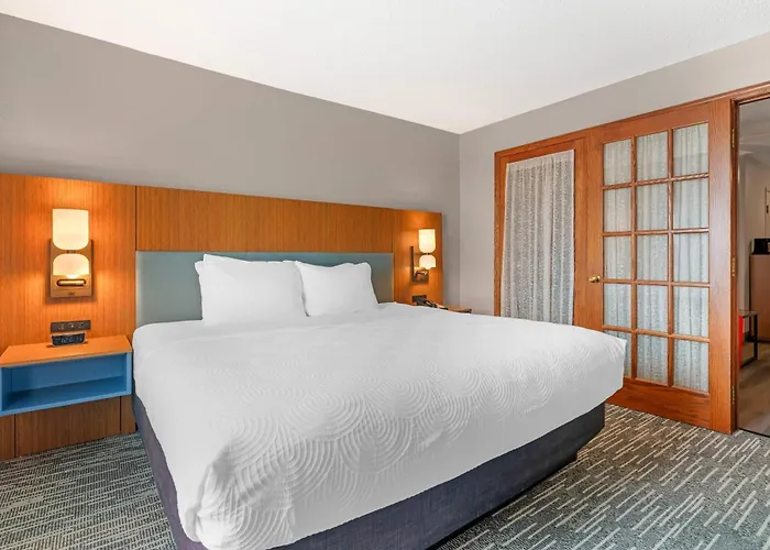Country Inn & Suites By Radisson, West Bend, Wi